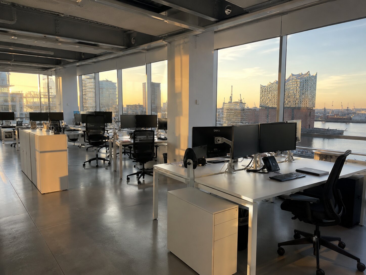 Büroreinigung Hamburg - Sauberes Büro am Morgen